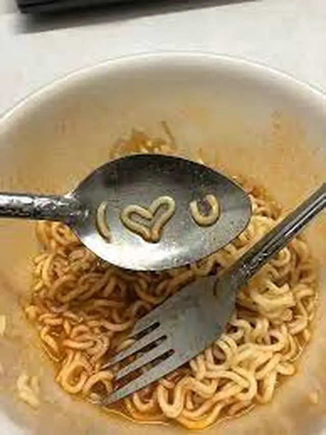 6 Kelakuan Gabut saat Makan Mi Instan Ini Bikin Tepuk Jidat