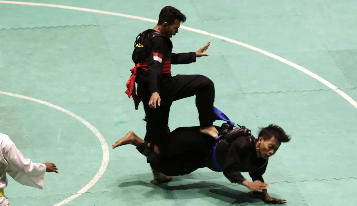 Pendekar Pagar Nusa saat bertarung dalam Kejurnas dan Festival III Pencak Silat di Padepokan Pencak Silat, TMII, Jakarta, Sabtu (4/1). Kejuaraan ini diikuti ratusan pendekar silat Pagar Nusa dari seluruh Indonesia. (Bola.com/Yoppy Renato)
