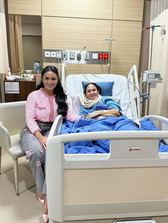 Menurut penyanyi kelahiran Batu 48 tahun silam ini, mamanya dirawat di rumah sakit karena asma dan banyak cairan di jantungnya. [Instagram/krisdayantilemos]