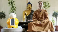 Xian'er, robot mungil yang ikut menyebarkan ajaran Buddha dan kini hidup di kuil biksu (sumber: theguardian.com)
