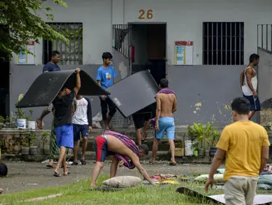 Sejumlah narapidana membersihkan sel mereka untuk disinfeksi sebagai bagian dari tindakan melawan virus corona COVID-19 di sebuah penjara di Banda Aceh (3/9/2020). (AFP Photo/Chaideer Mahyuddin)