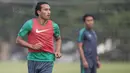 Striker Timnas Indonesia U-22, Ezra Walian, meminta bola saat latihan di Lapangan SPH Karawaci, Banten, Jumat (11/8/2017). Ini merupakan latihan terakhir sebelum berangkat ke Malaysia. (Bola.com/Vitalis Yogi Trisna)