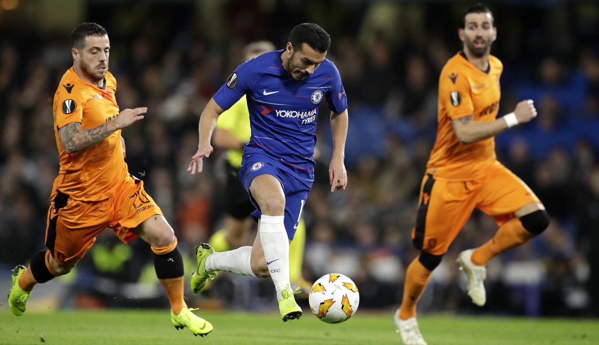 Gelandang Chelsea, Pedro Rodriguez, menggiring bola saat melawan PAOK Thessaloniki pada laga Liga Europa di Stadion Stamford Bridge, Kamis (29/11). Chelsea menang 4-0 atas PAOK Thessaloniki. (AP/Matt Dunham)