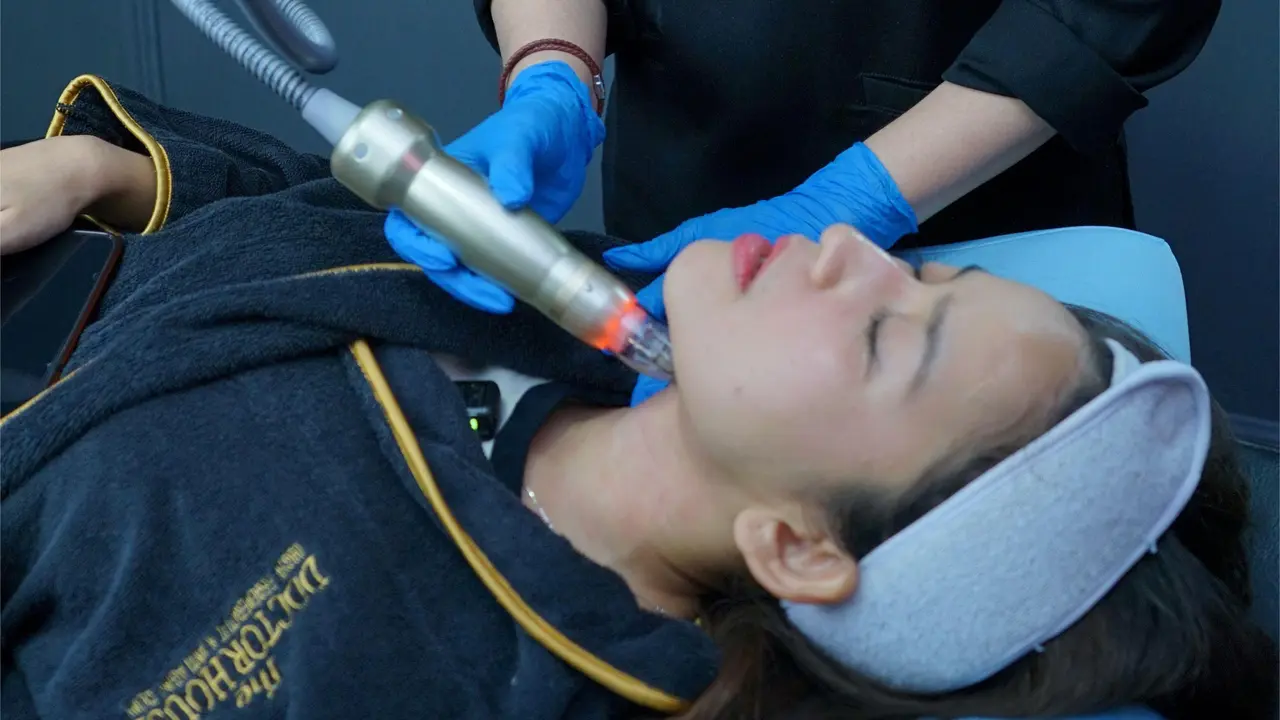 Inovasi dalam dunia perawatan kulit terus hadir. Salah satunya teknologi perawatan kulit yang menggabungkan microneedling konvensional dengan radiofrekuensi (RF) canggih.
