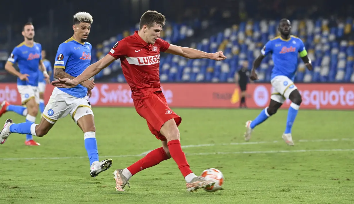 Pemain depan Spartak Moscow, Aleksandr Sobolev menendang bola untuk gol ketiga timnya ke gawang Napoli pada Matchday 2 Liga Europa 2021/2022 di Stadio Diego Armando Maradona, Jumat (1/10/2021) dini hari WIB. Napoli secara mengejutkan dikalahkan Spartak Moscow 2-3. (Alberto PIZZOLI / AFP)