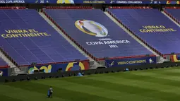 Pekerja mempersiapkan National Stadium untuk turnamen sepak bola Copa America di Brasilia, Brasil, Jumat (11/6/2021). Copa America 2021 akan dibuka dengan laga dari Grup A, antara Brasil vs Venezuela, pada 13 Juni waktu setempat atau 14 Juni dini hari WIB. (AP Photo/Eraldo Peres)