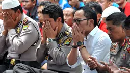 Menteri Tenaga Kerja dan Transmigrasi Hanif Dhakiri (kedua kanan) saat menjalankan Ibadah Sholat Jum'at bersama ribuan buruh di Kawasan Monas, Jakarta, Jum'at (1/5/2015). (Liputan6.com/Andrian M Tunay) 