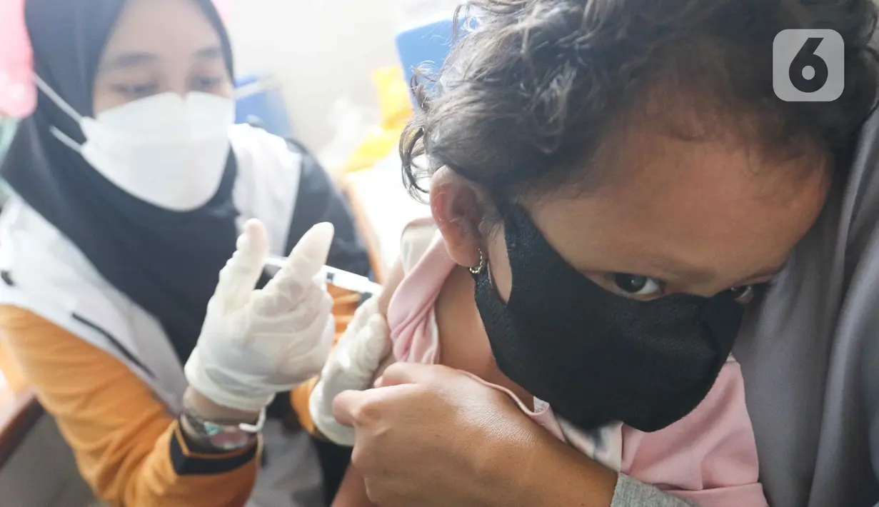Petugas menyuntikan anak imunisasi di RPTRA Pola Idaman, Pondok Labu, Jakarta Selatan, Senin (1/8/2022). Sebanyak 76 anak mengikuti bulan imunisasi anak nasional pemberian imunisasi tambahan Campak-Rubela dan pemberian imunisasi pada anak yang belum mendapatkan imunisasi lengkap. (Liputan6.com/Herman Zakharia)