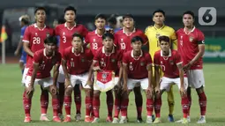 Pemain Timnas Indonesia U-19 saat sesi foto tim jelang berlaga melawan Filipina U-19 pada lanjutan penyisihan grup A Piala AFF U-19 2022 di Stadion Patriot Candrabhaga, Bekasi, Jawa Barat, Jumat (8/7/2022). Timnas Indonesia U-19 langsung tampil menyerang dan unggul 5-1 atas Filipina U-19. (Liputan6.com/Helmi Fithriansyah)