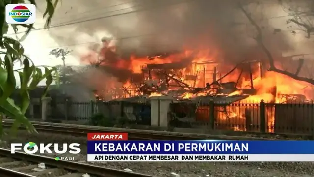 Sejumlah warga hanya bisa menangis histeris karena tidak sempat menyelamatkan tempat tinggal mereka yang umumnya merupakan bangunan semi permanen.