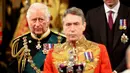 Dalam file foto ini diambil pada 10 Mei 2022 Pangeran Charles Inggris, Pangeran Wales berjalan di belakang Mahkota Negara Bagian melalui Galeri Kerajaan selama Pembukaan Parlemen Negara di Gedung Parlemen, di London. (AFP/HANNAH MCKAY)