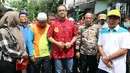 Gubernur DKI Anies Baswesdan meninjau lokasi jalan retak di  Kelurahan Kebon Manggis, Kecamatan Matraman, Jakarta Timur, Jumat (16/2). Kehadiran Anies yang mengenakan baju tradisional China itu mengundang perhatian warga sekitar (Liputan6.com/Johan Tallo)