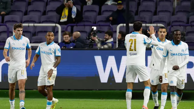 Skuad Marseille merayakan gol Mason Greenwood ke gawang Union SG di matchday 6 league phase Liga Champions 2025/2026 di Lotto Park, Rabu (10/12/2025). (AP Photo/Geert Vanden Wijngaert)