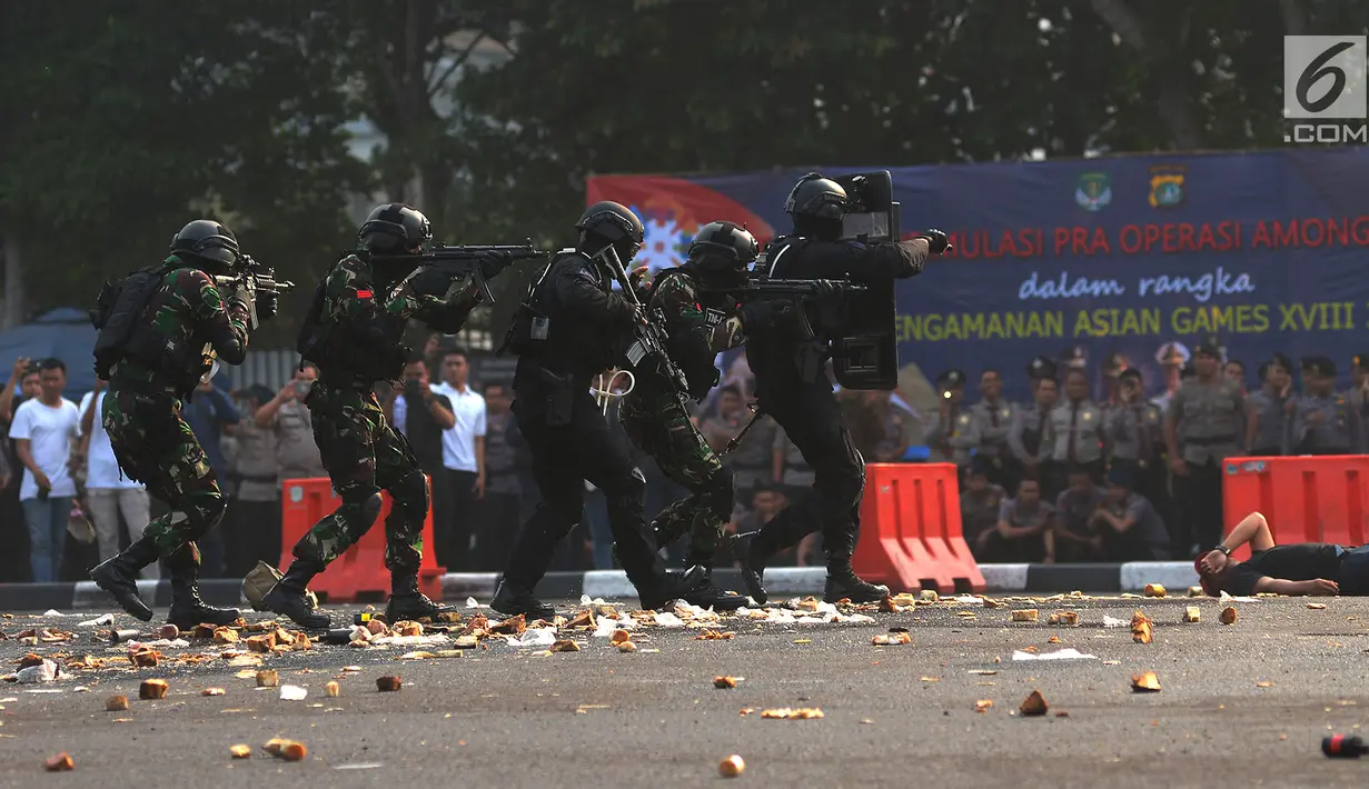 Personel tentara dan polisi bersenjata melumpuhkan perusuh dalam apel pengamanan Asian Games 2018 di Lapangan Ditlantas Polda Metro Jaya, Jakarta, Selasa (31/7). (Merdeka.com/Imam Buhori)