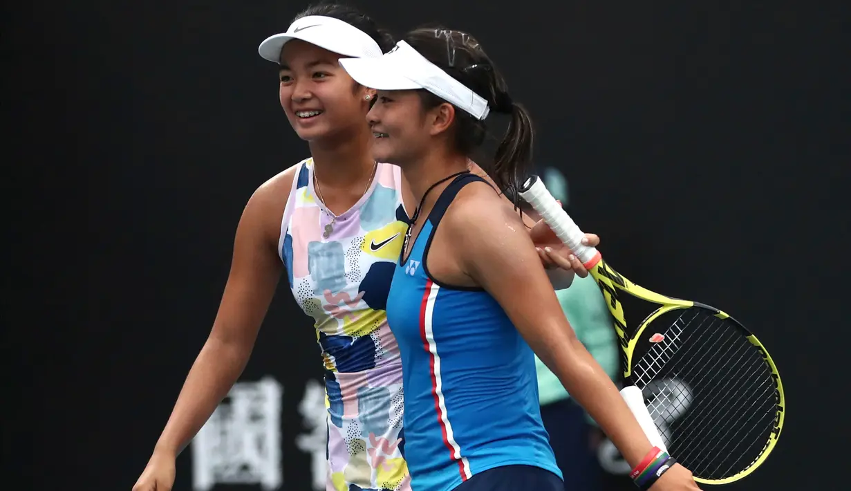 Alexandra Eala dari Filipina (kiri) dan Priska Madelyn Nugroho dari Indonesia berselebrasi setelah menang atas Ziva Falkner (Slovenia)/Matilda Mutavdzic (Inggris) pada final Australia Terbuka Junior 2020 di Melbourne, Jumat (31/1/2020). Priska/Alexandra menang 6-1, 6-2. (AP/Dita Alangkara)