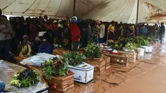 Orang-orang menghadiri upacara penguburan beberapa orang yang kehilangan nyawa setelah hujan lebat akibat Topan Freddy di Blantyre, Malawi selatan, Rabu, 15 Maret 2023. (AP Photo/Thoko Chikondi)