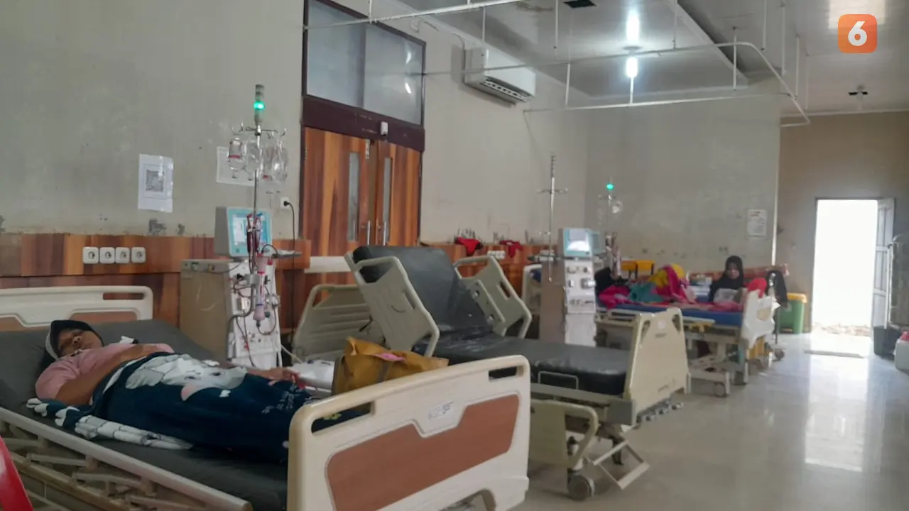 Pasien gagal ginjal tengah melakukan cuci darah di layanan dialisis RSUD Sedia Muda Aceh Tamiang pada Jumat, 16 Januari 2026. (Foto: Benedikta Desideria/Liputan6.com)