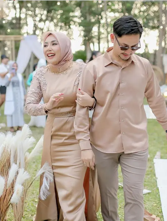 Tak sedikit netizen memberikan selamat atas suksesnya Nurul Kamaria menggelar pesta ultah. Mengingat, setelah dekat dengan Angga Wijaya, ia dikenal sebagai seorang pengusaha wanita yang tajir. (Liputan6.com/IG/anggawijaya88)