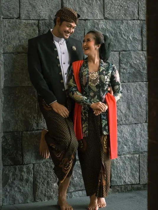 Melakukan pemotretan di Plataran Borobudur, Jawa Tengah, keduanya tampil serasi berbalut adat Jawa klasik, romantis bak pengantin baru. (Instagram/widimulia).