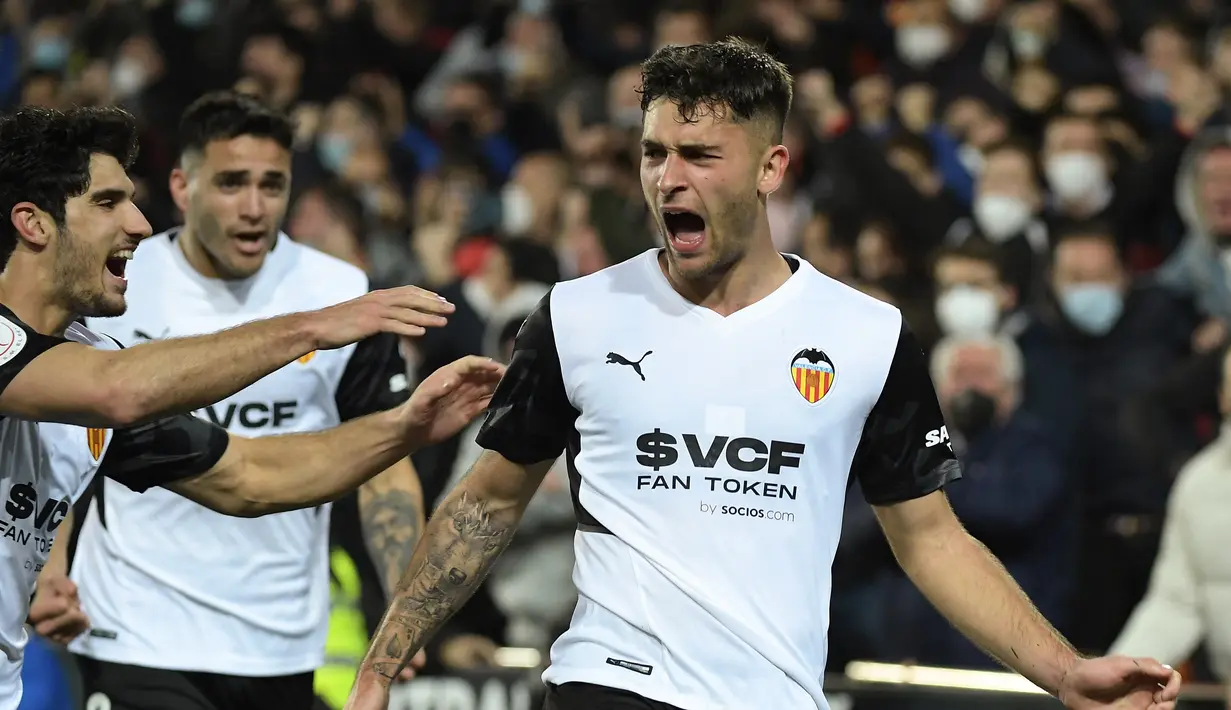 Penyerang Valencia, Hugo Duro (kanan) berselebrasi usai mencetak gol ke gawang Cadiz selama pertandingan perempat final Piala Raja atau Copa del Rey di stadion Mestalla di Valencia 3/2/2022). Valencia menang tipis atas Cadiz 2-1 dan melaju ke semifinal. (AFP/Jose Jordan)