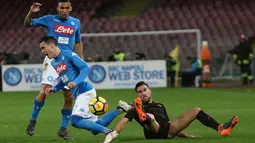 Pemain AS Roma Kevin Strootman melakukan tackling pada pemain Napoli Jose Callejon saat pertandingan Liga Italia Serie A di stadion San Paolo di Naples, Italia (3/3). AS Roma menang 4-2 atas Napoli. (Ciro Fusco / ANSA via AP)