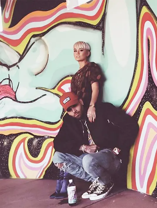 Bahkan jika hubungan Chris Brown dan Agnez Mo hanya sekedar bisnis, Rihanna pun tetap tak mempedulikannya. (instagram/chrisbrownofficial)