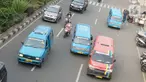 Sejumlah angkutan kota (angkot) melintasi jalan di kawasan Kota Depok, Jawa Barat, Senin (2/12/2019). Wali Kota Depok menyampaikan pada 2020, retribusi izin trayek angkot akan digratiskan sebagai upaya pemberdayaan dan kemudahan bagi angkot. (Liputan6.com/Immanuel Antonius)