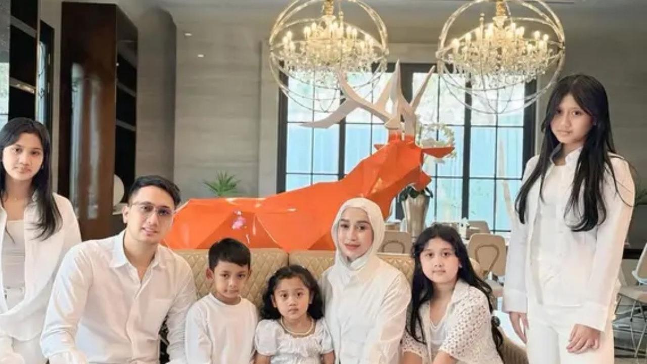Potret Seragam Keluarga Dokter Reza Gladys, Warna Senada Penuh Kekompakan