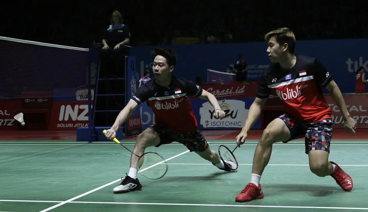 Ganda putra Indonesia, Kevin Sanjaya/Marcus Gideon, saat melawan wakil India, Satwiksairaj Rankireddy/Chirag Shetty, pada Indonesia Open 2019 di Istora, Jakarta, Kamis (17/7). Kevin/Marcus menang 21-15, 21-14. (Bola.com/Yoppy Renato)