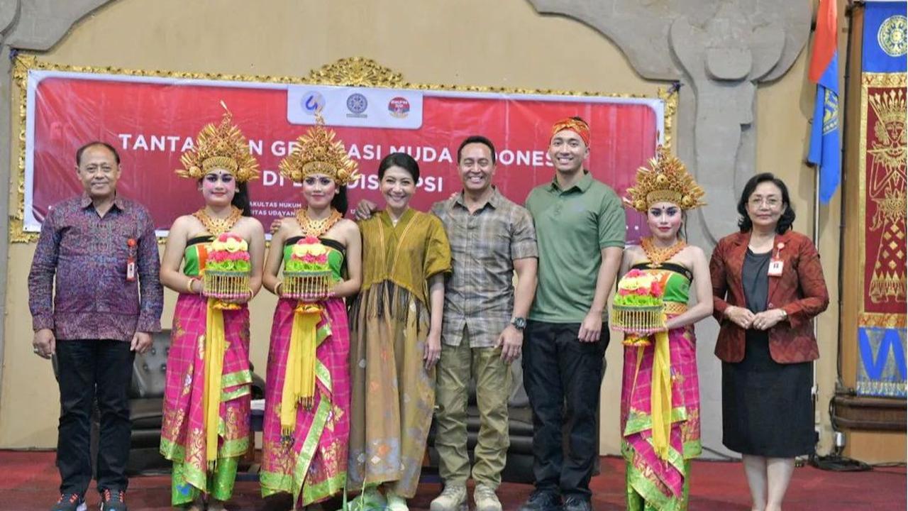Ajak Istri dan Putra Bungsunya