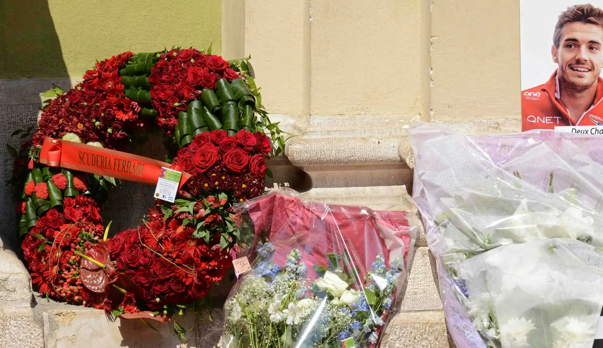 Sejumlah karangan bunga diletakkan di luar Reparate Katedral Sainte saat acara pemakaman pembalap asal Prancis, Jules Bianchi di Nice, Selasa (21/7/2015). Bianchi meninggal akibat kecelakaan di Jepang pada 2014. (REUTERS/Jean-Pierre Amet)