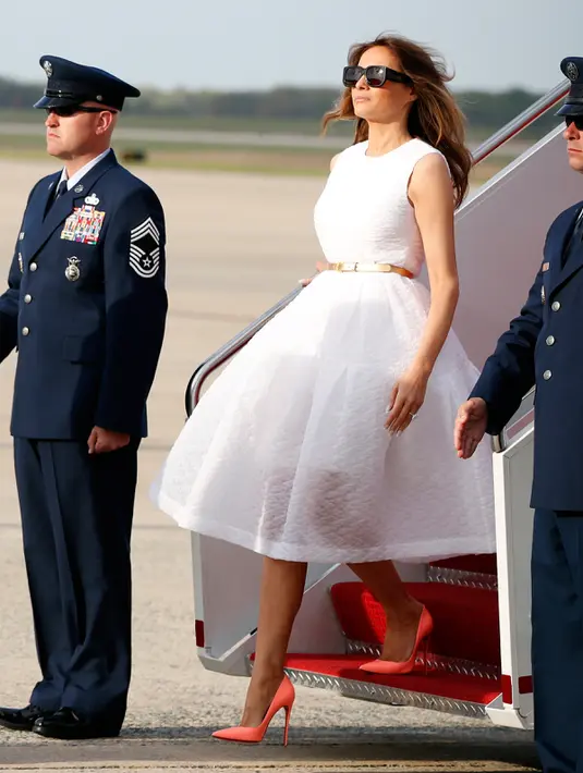 Penampilan Melania Trump saat turun dari pesawat kepresidenan Air Force One di Pangkalan udara Andrews, Maryland, (16/4). Presiden Donald Trump dan keluarga berlibur Paskah di Palm Beach, Florida. (AP Photo/Alex Brandon)
