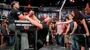 Devon Larratt, asal Ontario, bertarung melawan Michael Todd, asal Hot Springs, dalam pertandingan kelas berat Kejuaraan Dunia Adu Panco di Atlanta, (5/9). Kejuaraan Dunia Adu Panco ini memperebutkan hadiah US$ 10 ribu. (AP Photo/David Goldman)