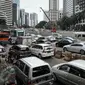 Suasana kepadatan arus lalu lintas di kawasan Jalan Sudirman, Jakarta, Rabu (6/4/2016).Rencana ini dilakukan untuk mengurangi kemacetan di Jakarta. (Liputan6.com/Faizal Fanani)