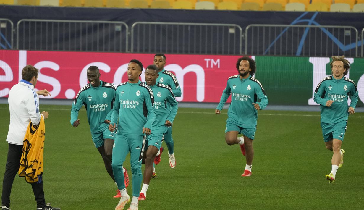 Para pemain Real Madrid melakukan pemanasan selama mengikuti sesi latihan di Stadion Olimpiyskiy di Kyiv, Ukraina, Senin (18/10/2021). Real Madrid akan bertanding melawan Shakhtar Donetsk pada Grup D Liga Champions di NSC Olimpyskiy. (AP Photo/Efrem Lukatsky)