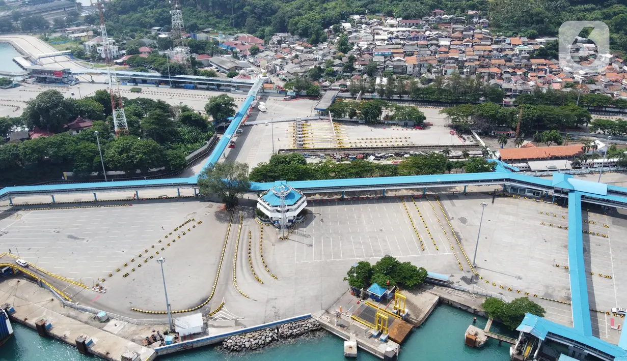 Suasana Pelabuhan Merak yang sepi aktivitas di Banten, Senin (18/5/2020). Akibat larangan mudik dan pemberlakuan PSBB (Pembatasan Sosial Berskala Besar) aktivitas di Pelabuhan Merak makin sepi dan hanya melayani penyeberangan truk pengangkut barang kebutuhan pokok. (Liputan6.com/Angga Yuniar)