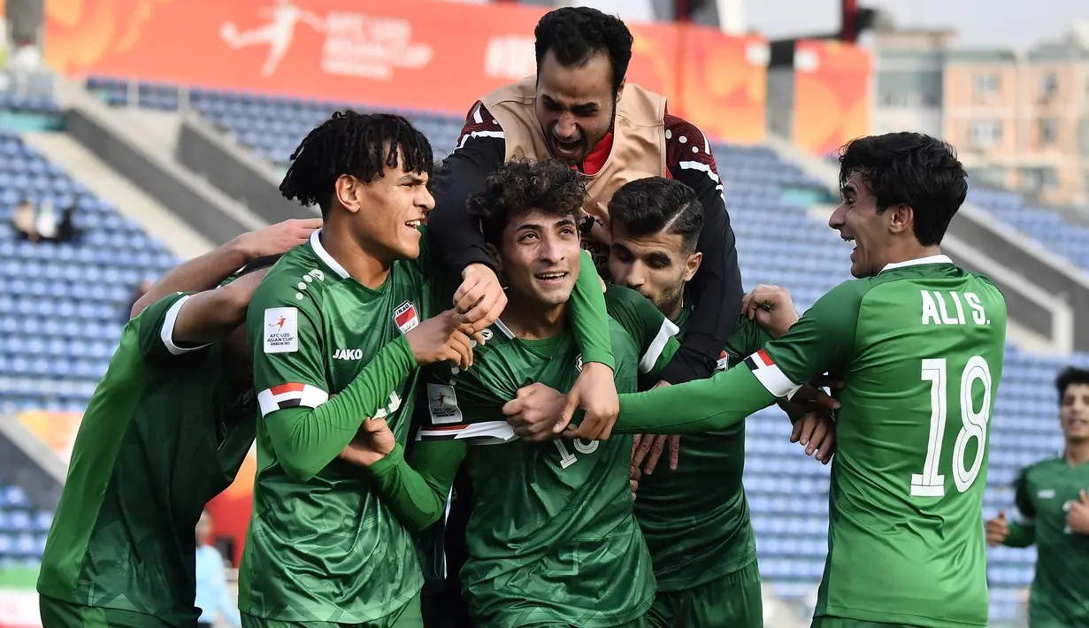 Para pemain Irak U-20 merayakan gol ke gawang Iran U-20 yang dicetak Ali Jasim Elaibi pada laga perempatfinal Piala Asia U-20 2023 di JAR Stadium, Tashkent, Uzbekistan, Sabtu (11/3/2023). (AFC/Pranit Katwal)