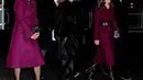 Pippa Middleton juga tampil senada dengan kakak dan keponakannya, dengan styling lebih edgy, ia menambahkan sabuk pada coat burgundy dan memakai boots tinggi. [@pippa.middleton.matthews]
