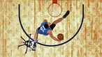 Pemain Orlando Magic,  Aaron Gordon mencoba melakukan slam dunk  saat drone terbang di atasnya pada kontes slam dunk NBA All-Star Saturday Night di New Orleans, (18/2/2017). (AP/Gerald Herbert, Pool)