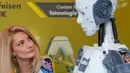 Seorang reporter melihat robot InMoov rancangan Gael Langevin dalam pameran teknologi Bucharest, Romania (26/5). Robot ini dapat diprogram untuk berbicara bahasa Inggris, Spanyol, Prancis, Rusia dan Belanda (AP Photo / Vadim Ghirda)
