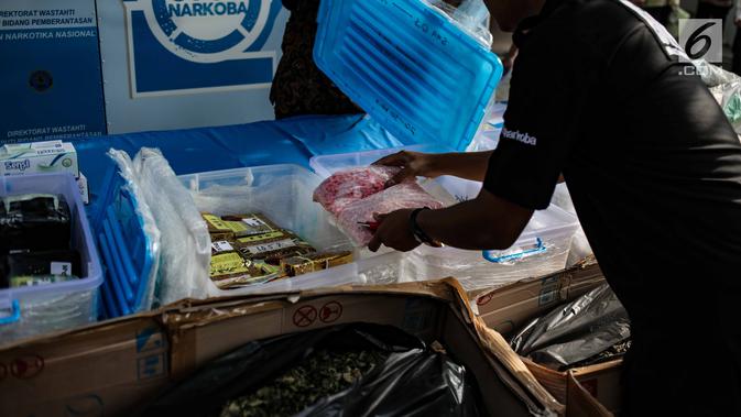 Petugas menata barang bukti narkoba sebelum pemusnahan di Gedung BNN, Jakarta, Jumat (1/3). BNN memusnahkan sebanyak 99,7 Kg sabu, 9.990 butir ekstasi dan 118,34 kg daun khat hasil tangkapan dari November 2018 - Januari 2019. (Liputan6.com/Faizal Fanani)