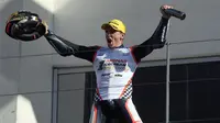 Serunya Jelang Balapan di Sirkuit Mandalika: Rider Moto2 Malah Belajar Surfing di Lombok