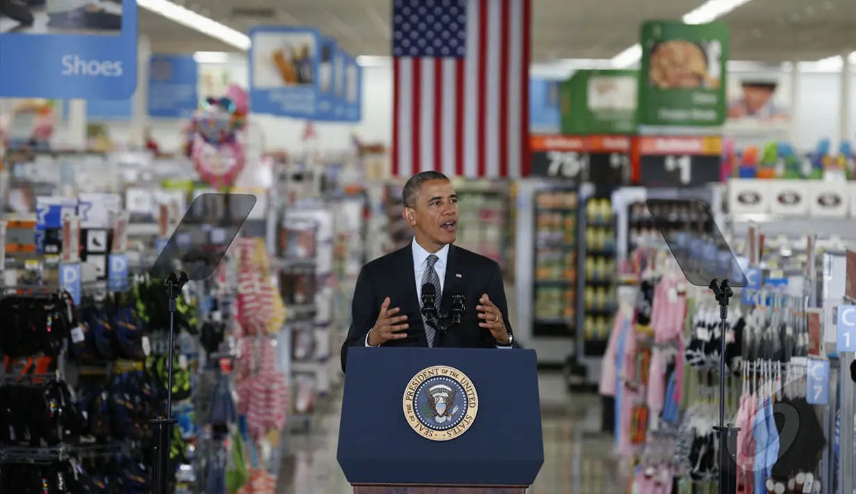 Suasana pasar swalayan tergambar jelas saat Obama berpidato. Seperti ada tulisan Low Price dan barang-barang yang dijajakan,  California, 9 Mei 2014 (REUTERS / Kevin Lamarque).