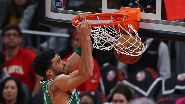 Aksi Jayson Tatum melakukan dunk saat Celtics menghajar Hawks di play-off NBA