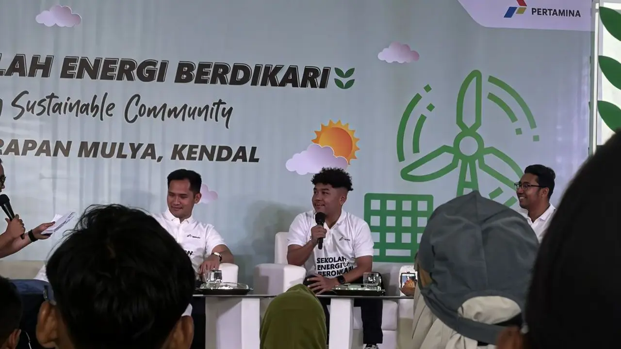 Duta Energi Pertamina Billy Mambrasar saat menjadi narasumber dalam Program Sekolah Energi Berdikari bersama Pertamina, yang berlangsung pada Kamis (30/01) di SMPN 5 Bontang, Kota Bontang, Kalimantan Timur. (Istimewa)