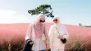 Duo bestie ini kompak kenakan busana santun dengan hijab dan celana pendek. Shireen kenakan kemeja pink putih dengan baggy jeans dan hijab pashmina. Dea pilih kenakan sweater dan celana putih dengan hijab putih [@shireensungkar]