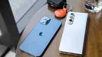 iPhone 13 Pro dan Samsung Galaxy Z Fold3 (Photo by Thai Nguyen on Unsplash)