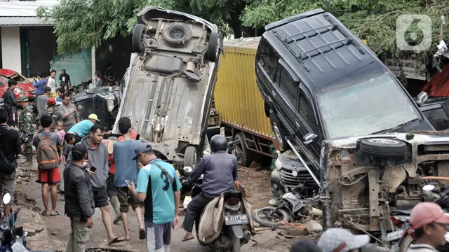 Puluhan Mobil Terbalik Diterjang Banjir di Bekasi