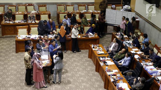 Suasana pleno pemilihan dan penetapan Capim KPK di ruang rapat Komisi III DPR RI, Senayan, Jakarta, Jumat (13/9/2019) dini hari. Calon Pimpinan KPK Irjen Pol Firli Bahuri terpilh sebagai Ketua KPK 2019-2023 dengan perolehan 56 suara usai uji kelayakan dan kepatutan. (Liputan6.com/Johan Tallo)