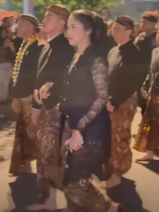 Erina Gudono memadukan tampilannya dengan kain batik bernuansa cokelat yang sama dengan yang dikenakan Kaesang. [Foto: Instagram/erinagudono]